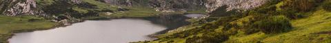 paisaje con lago y laderas verdes